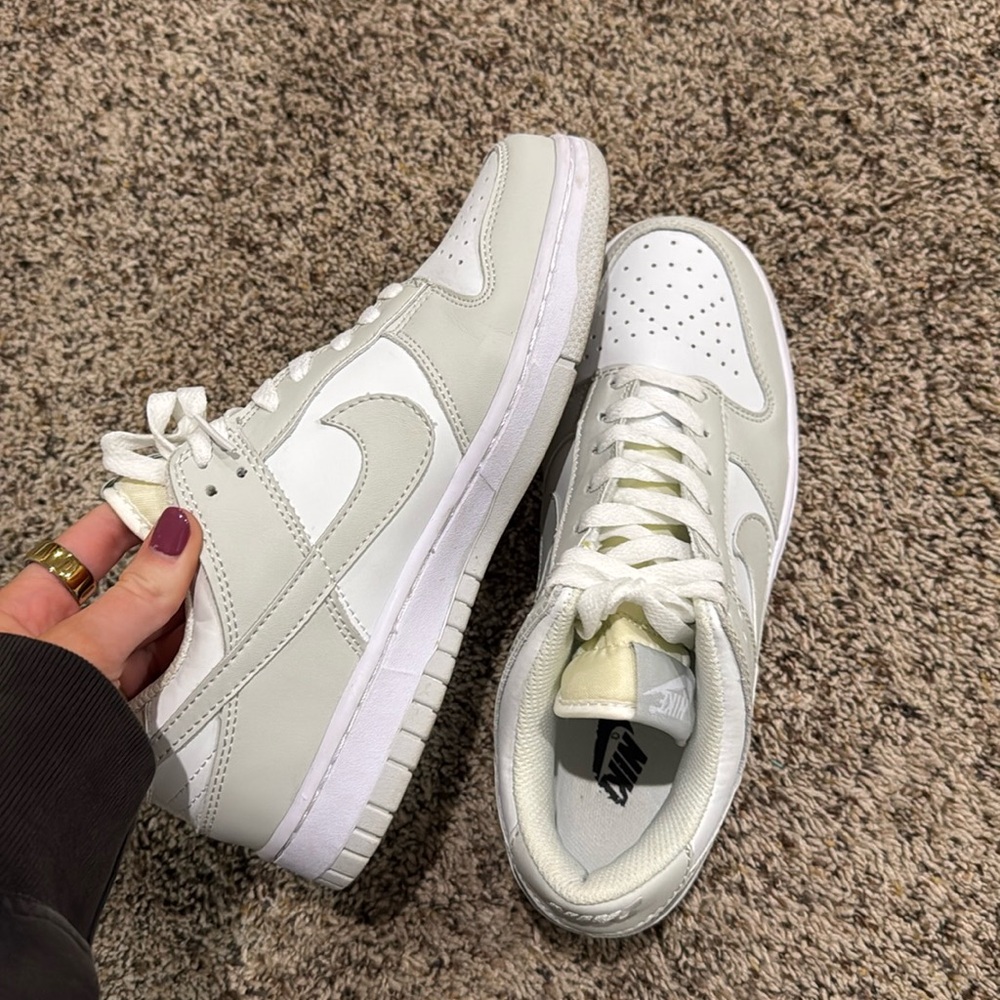 Light grey Nike dunks
Never worn!!